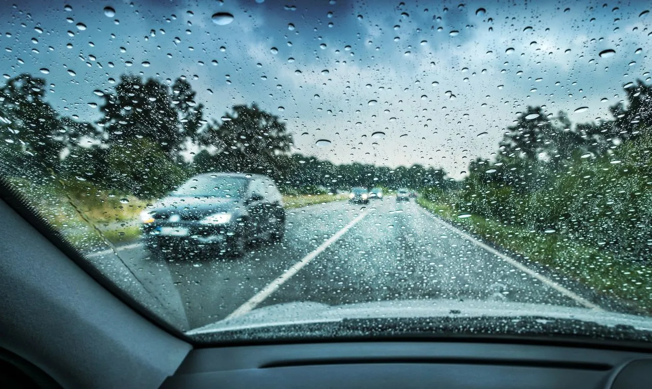 A imagem mostra o tempo inst&aacute;vel na estrada e os desafios na viagem